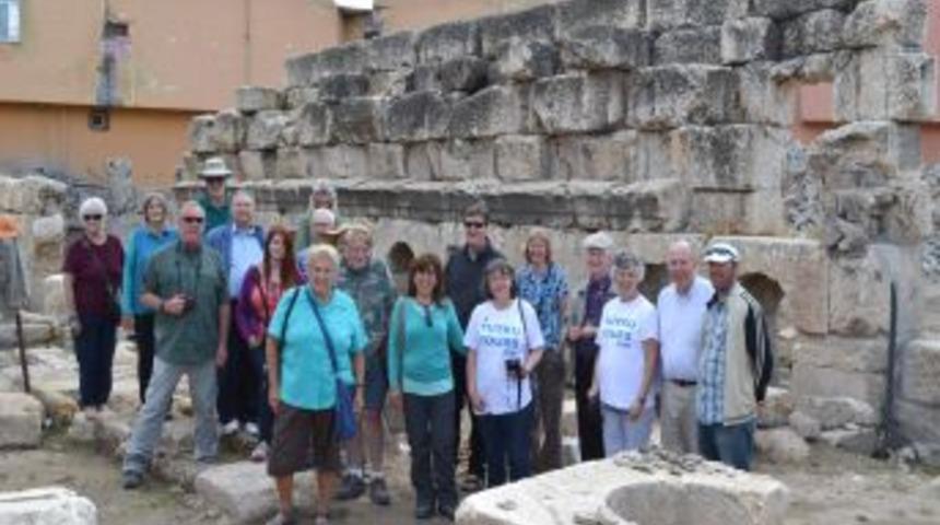 Amerikalı Turistler Tarihi Roma Hamamı'nı Inceledi