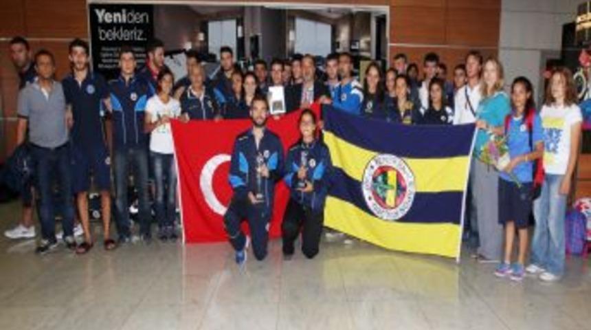 Atletizm D&uuml;nyası Avrupa Şampiyonu Fenerbah&ccedil;e Gen&ccedil; Takımlarını Alkışlıyor