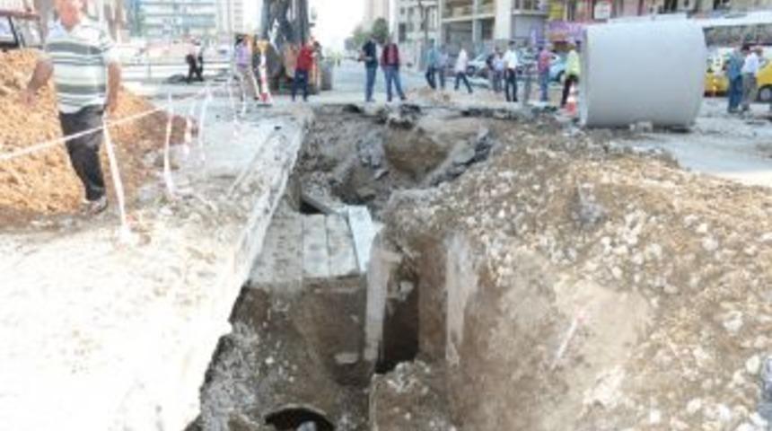 ASKİ M&uuml;d&uuml;r&uuml; K&uuml;reksiz: Karayolları Ekipleri Kanalizasyon Sistemini &Ccedil;&ouml;kertti