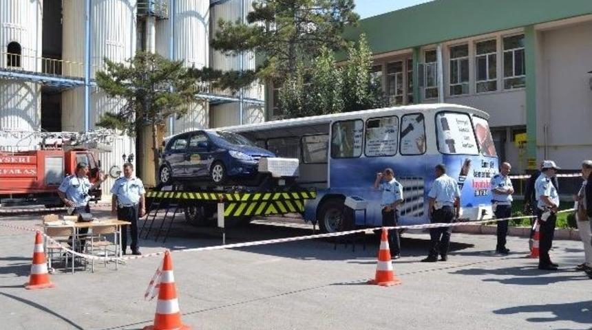 Emniyet Kemeri Sim&uuml;lasyon Aracı Kayseri Şeker Fabrikası &Ccedil;alışanlarına Tanıtıldı