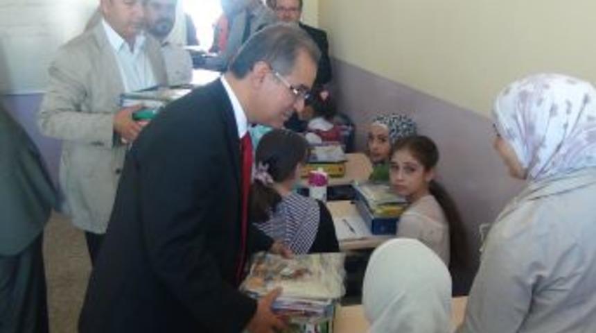 Kimse Yok Mu Derneği Suriyeli &Ouml;ğrencilere Kırtasiye Yardımı Yaptı