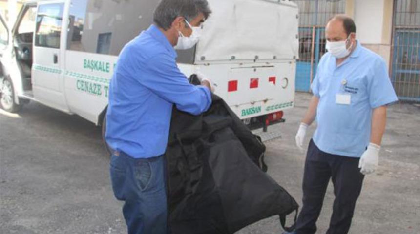 Korkunç! İran sınırında toprağa yarı gömülü erkek cesedi bulundu