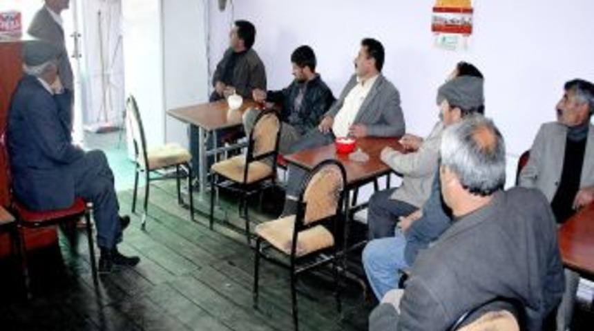 Karslılar Başbakan&rsquo;ı Kahvelerde Dinledi