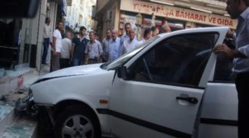 Freni Boşalan Otomobil D&uuml;kkana Girdi