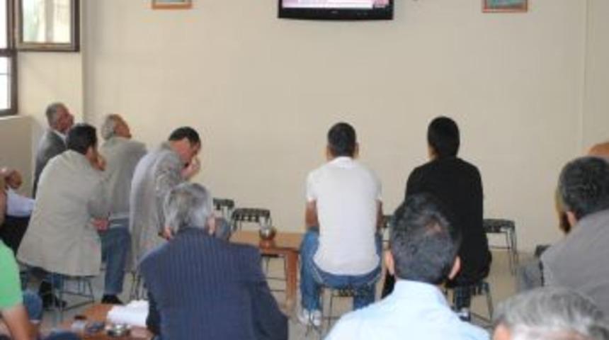 Hakkari'de Kahvehanelerde Paket A&ccedil;ıklaması Dikkatle Takip Edildi