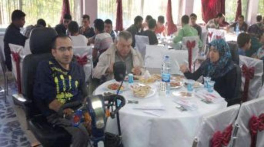 Engelliler, T&uuml;rkiye Sakatlar Derneği'nin Yemeğinde Buluştu