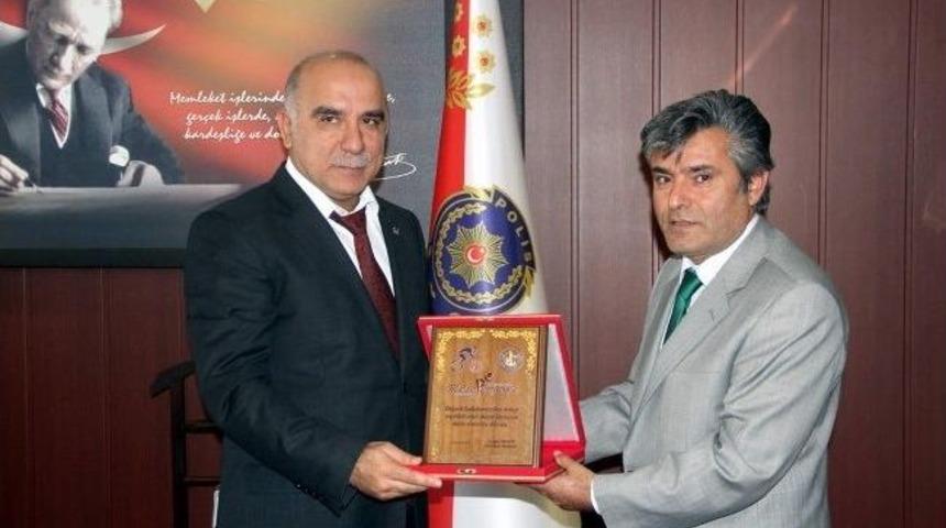 Başkan Yardımcısı &Ccedil;ağlar&rsquo;dan Kızılay&rsquo;a Teşekk&uuml;r Ziyareti