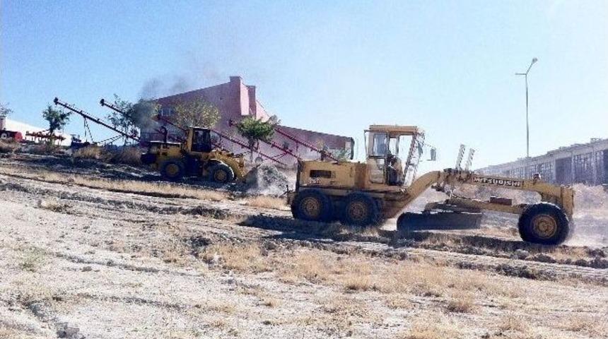 Besni Belediyesi, K&uuml;&ccedil;&uuml;k Sanayi Sitesi&rsquo;ne Park Yaptırıyor