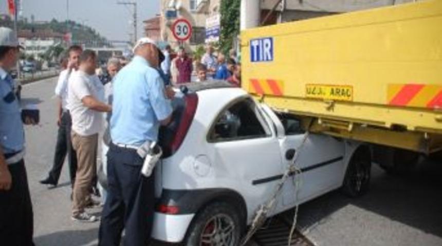 Ereğli&rsquo;de Otomobil Tır&rsquo;ın Altına Girdi