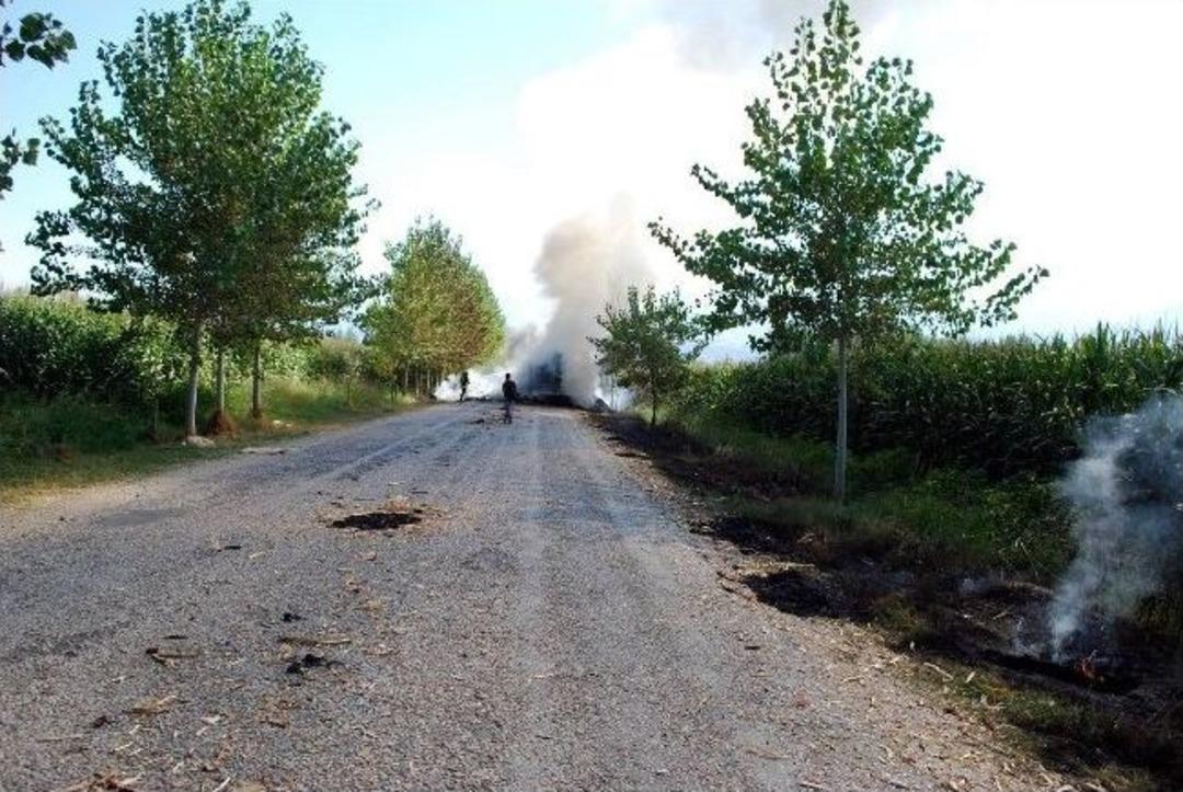 Salihli&rsquo;de Hareket Halindeki Kamyon Cayır Cayır Yandı