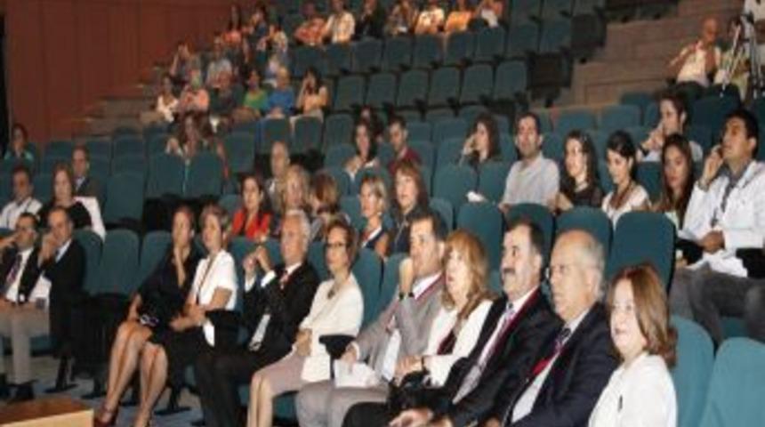 İzmir'de 'Yaşlılık Ceza Mı &Ouml;d&uuml;l M&uuml;?' Paneli D&uuml;zenlendi