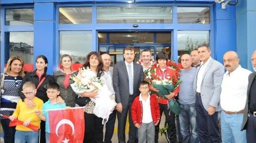 D&uuml;nya Yıldız Ve Gen&ccedil; Bayanlar Boks Şampiyonası&rsquo;nda Altın Madalya Kazanan S&uuml;rmeneli&rsquo;ne Havalimanında Coşkulu Karşılama