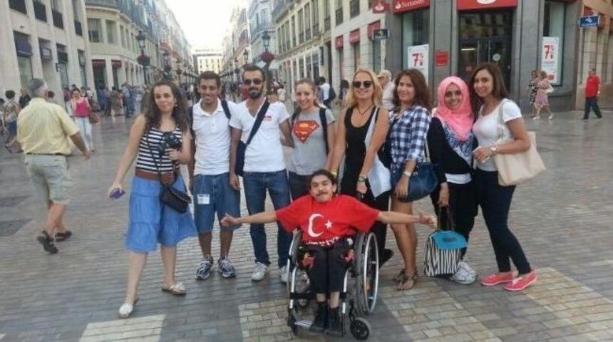 A&uuml; G&ouml;n&uuml;ll&uuml;l&uuml;k Ve Sosyal Sorumluluk Konularında Da Gen&ccedil;leri Eğitiyor