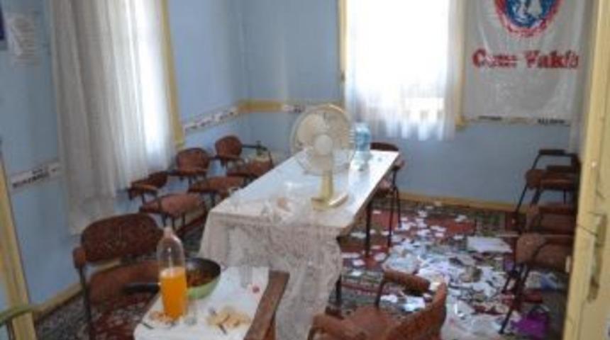 Edirne'de, hırsızlar &ccedil;alacak birşey bulamayınca ziyafet &ccedil;ektiler