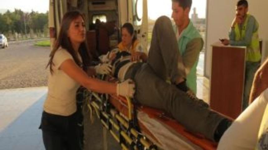 Motosiklet Otomobil İle &Ccedil;arpıştı: 2 Yaralı