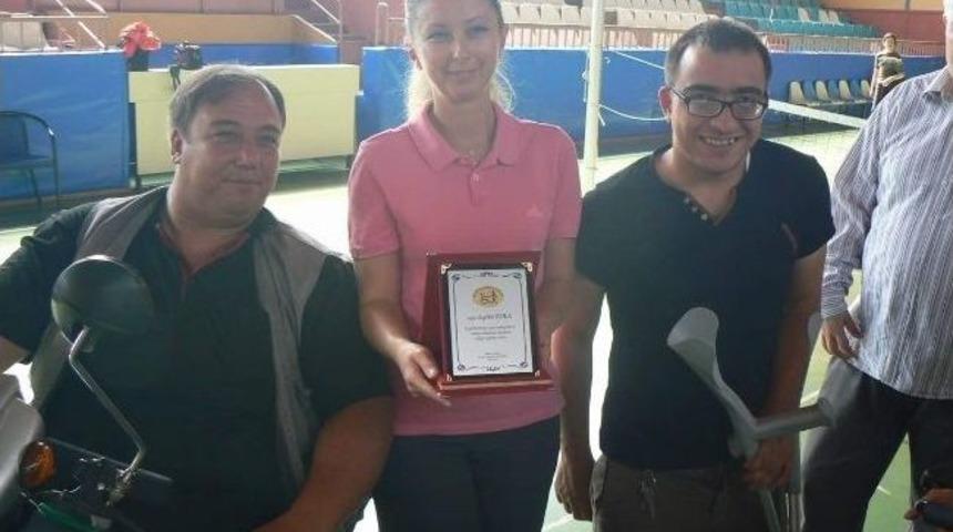Boz&uuml;y&uuml;k Engelliler Derneği'nden Teşekk&uuml;r Plaketi
