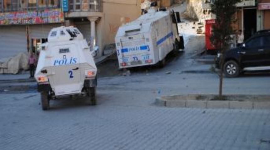 Hakkari'de Yolu Kapatmak Isteyenlere Polis M&uuml;dahale Etti