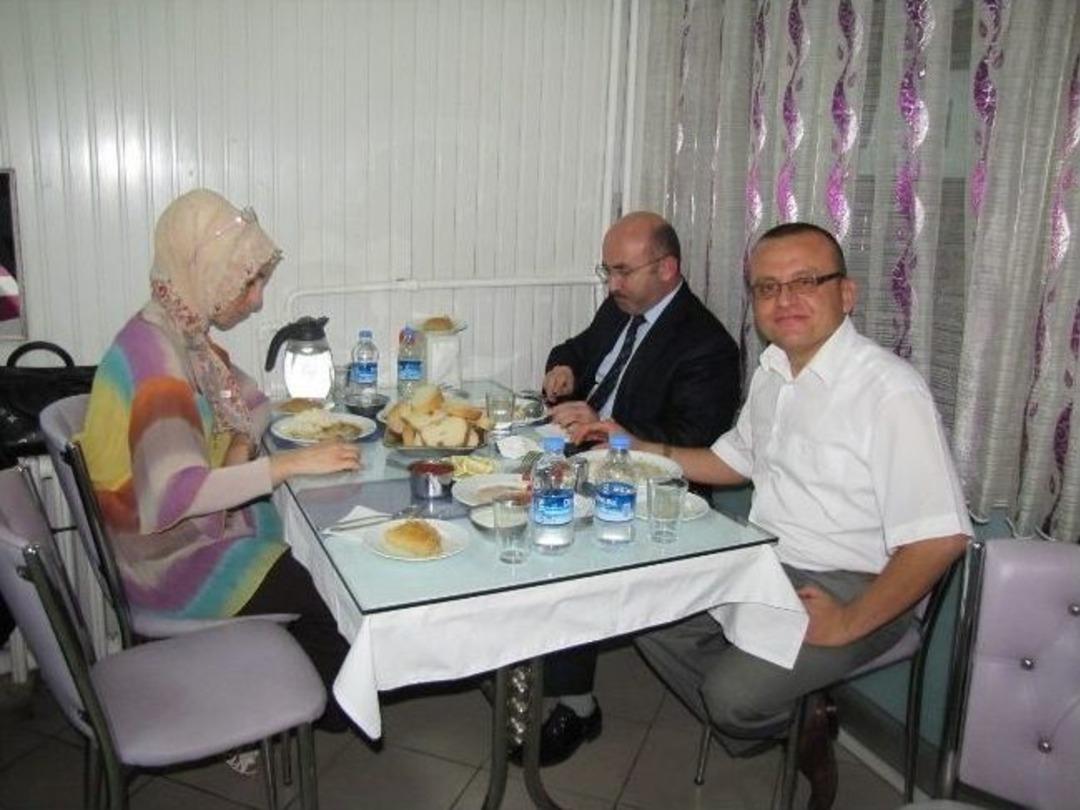 Hisarcık&rsquo;ta Eğitim Bir-sen Y&ouml;neticileri Yeni G&ouml;reve Başlayan &Ouml;ğretmenlerle Yemekte Bir Araya Geldi