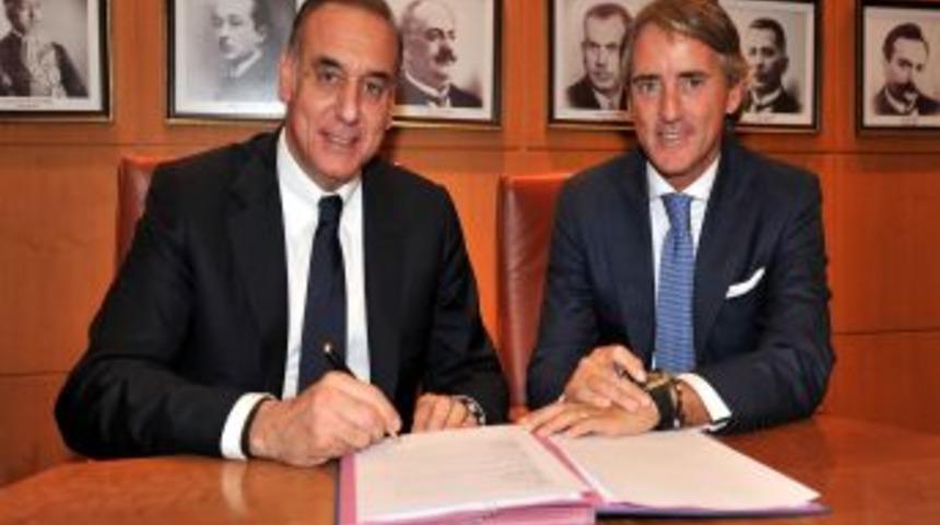 Galatasaray, Mancini'ye &Uuml;&ccedil; Yıllık Imza Attırdı