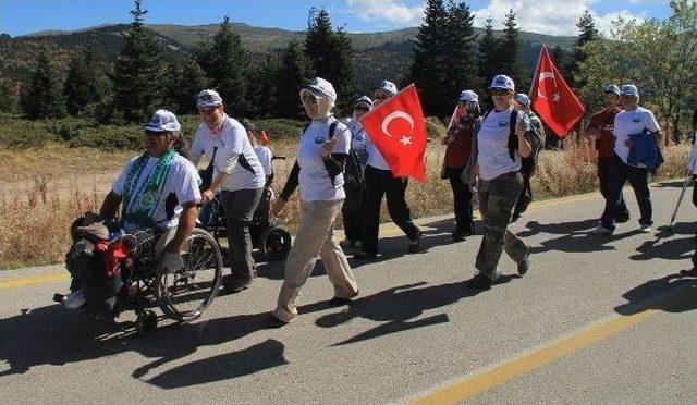 Tekerlekli Sandalyeyle Uludağ'da Yürüdüler