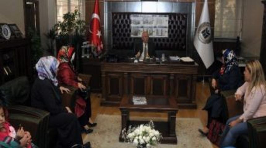 Yaşar, Kadınları Dinledi