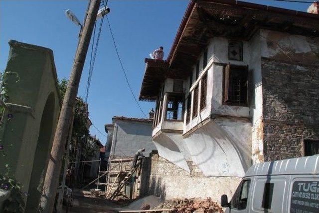 Kula'da Beyler Evi Tamiratı Başladı