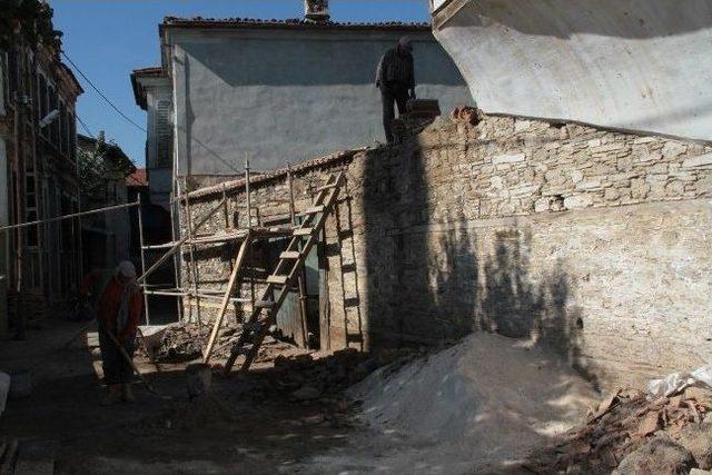 Kula'da Beyler Evi Tamiratı Başladı