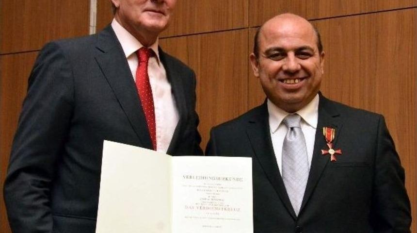 Soysara&ccedil;'a, 'almanya Federal Cumhuriyeti Kordonlu Liyakat Nişanı' Verildi