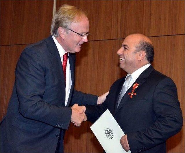 Soysara&ccedil; a,  almanya Federal Cumhuriyeti Kordonlu Liyakat Nişanı  Verildi 1