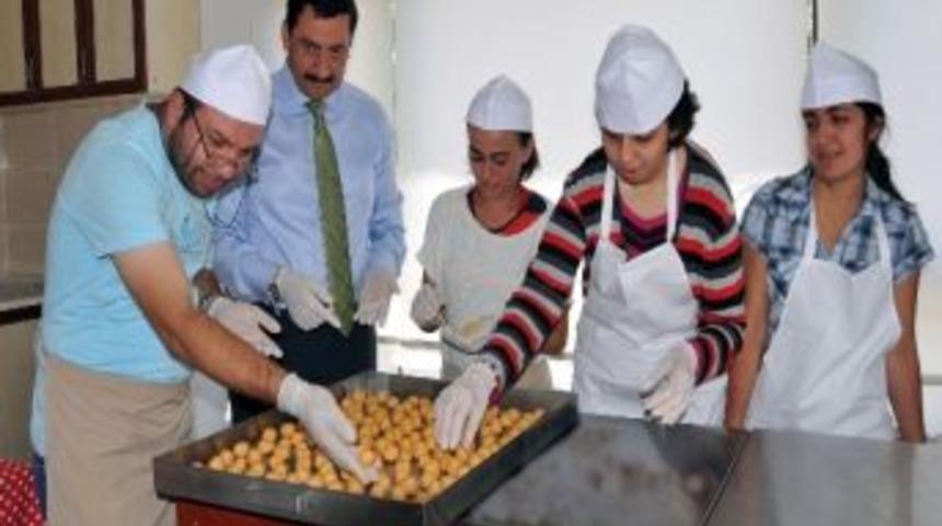 Başkan Ak Engellilerle Birlikte Pasta Yaptı