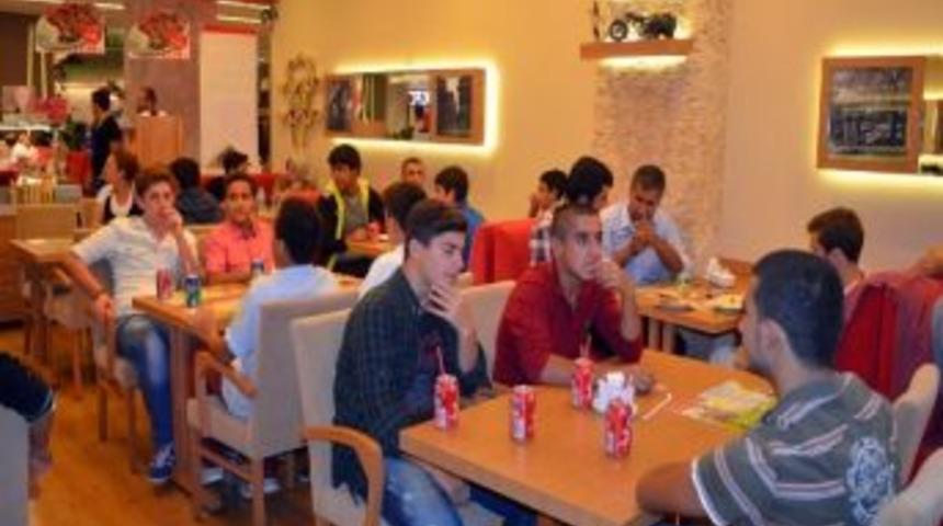 Kimsesiz &Ccedil;ocuklara Kebap Ziyafeti