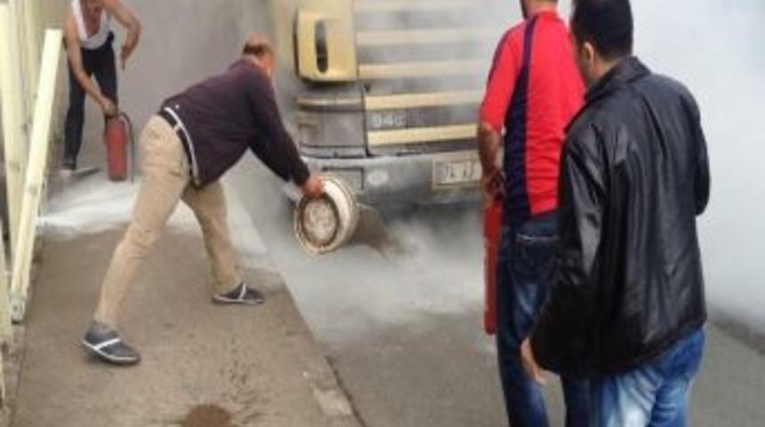 Yanan Tır&rsquo;a, Esnaf Ve Şof&ouml;rler M&uuml;dahale Etti