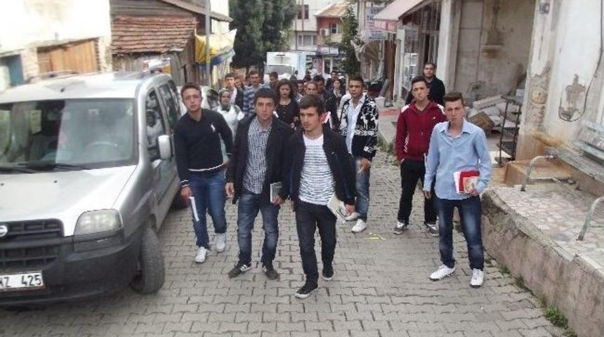 &Uuml;niversite &Ouml;ğrencileri İl&ccedil;eyi Şenlendirdi