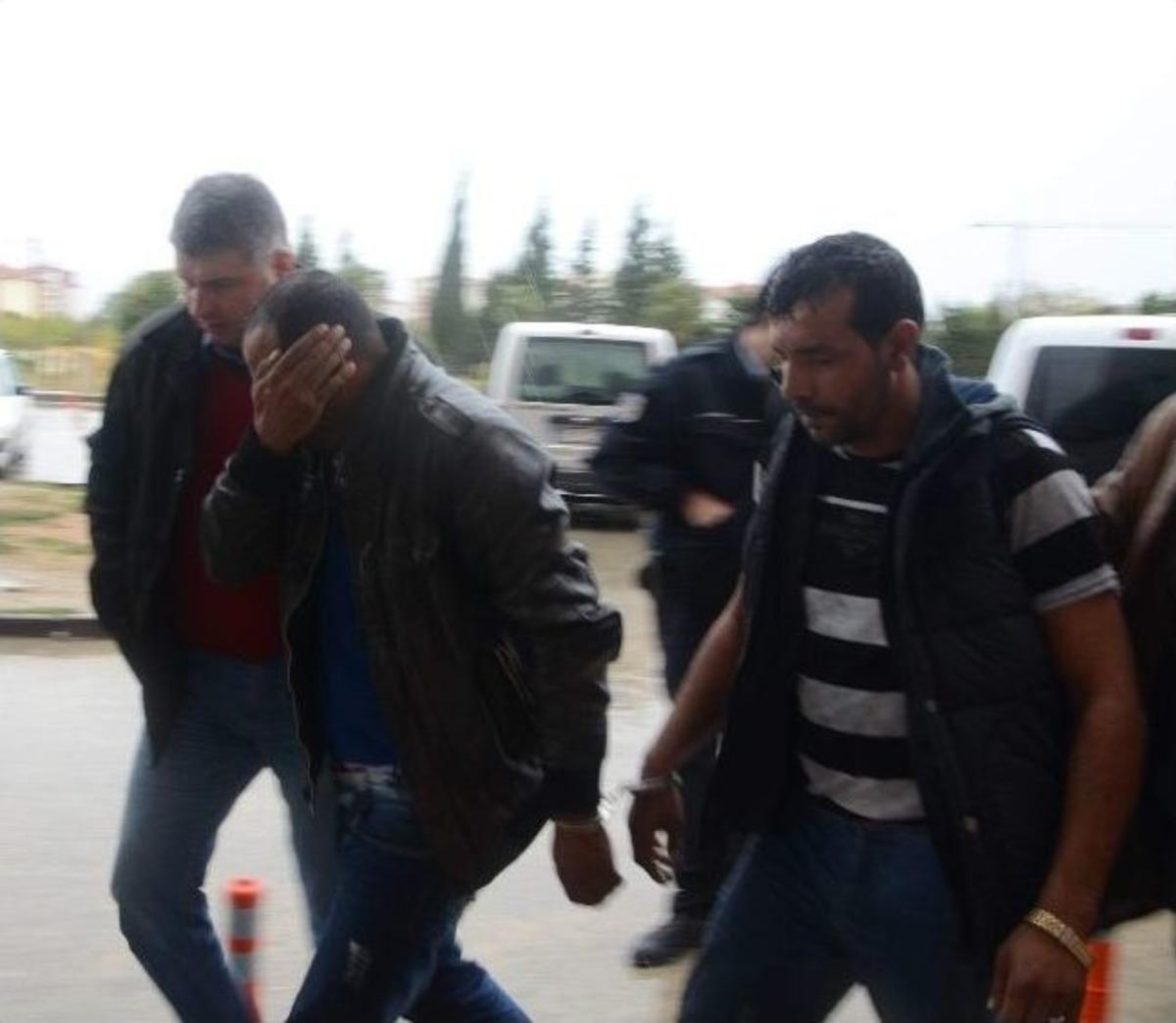 Polisten Ka&ccedil;an Hırsızlar Kaza Yapınca Yakalandı