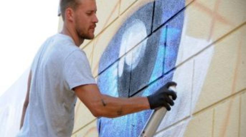 Alman Sanat&ccedil;ıdan &Uuml;st Ge&ccedil;ite Graffiti &Ccedil;alışması