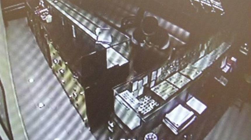 Kuyumcuyu 2 Dakikada Soydu; 2 Saatte Yakalandı