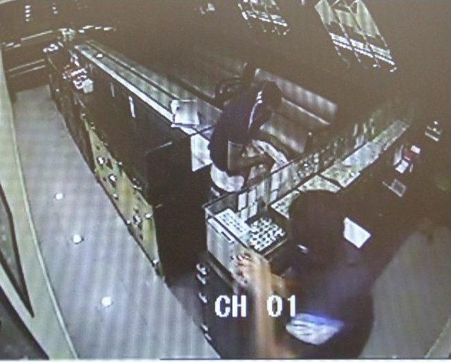 Kuyumcuyu 2 Dakikada Soydu; 2 Saatte Yakalandı 1