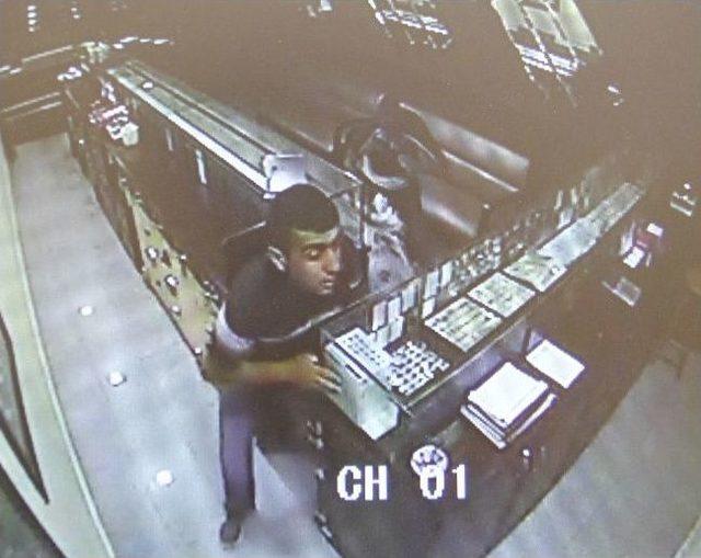 Kuyumcuyu 2 Dakikada Soydu; 2 Saatte Yakalandı 2