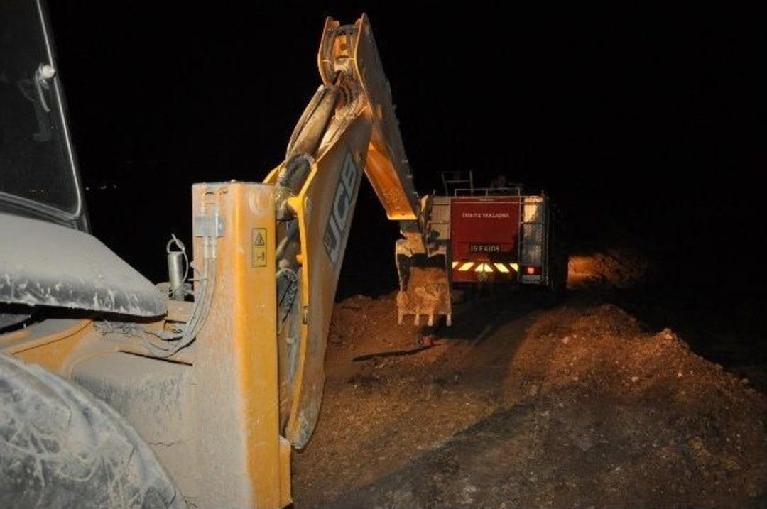 Yangına Giden İtfaiye Aracı &Ccedil;amura Saplandı