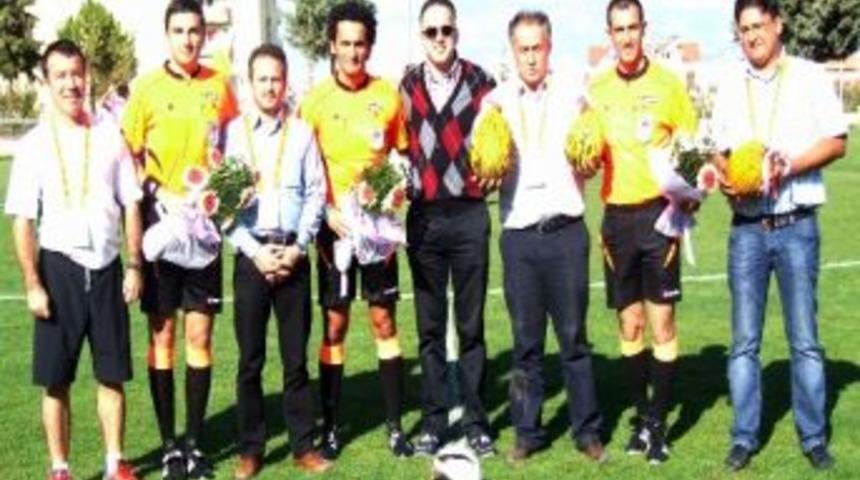 Hakemlere Ma&ccedil; &Ouml;ncesi Kavun Hediye Ettiler