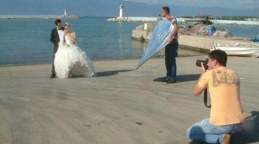 Burhaniye&rsquo;de Gelin Ve Damat Sahilde Fotoğraf &Ccedil;ektirdi
