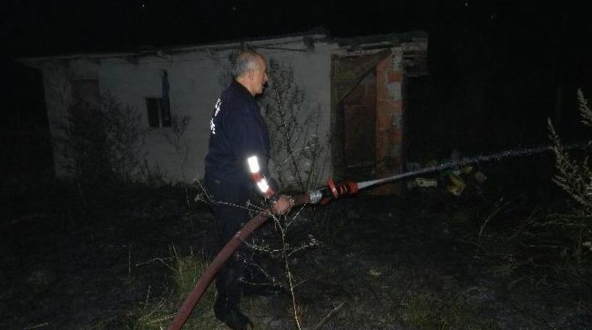 D&uuml;zce&rsquo;de &Ccedil;ıkan Yangında Ahır Kullanılamaz Hale Geldi