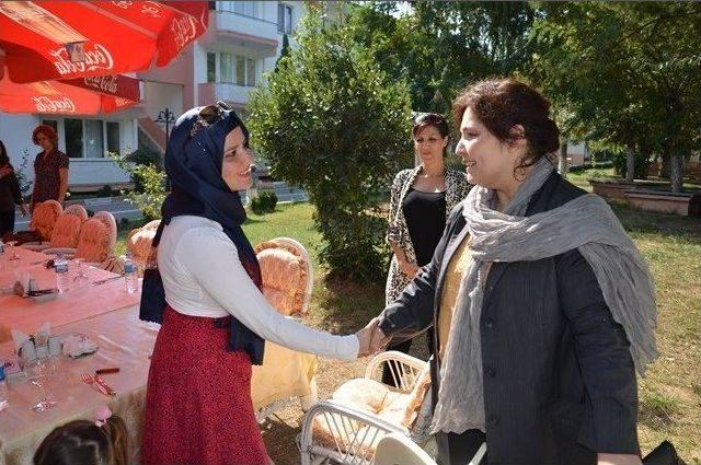 Polis Eşleri Yaza Veda Pikniğinde Bir Araya Geldi