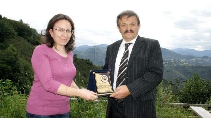 Başkandan Kolin Şirketine Teşekk&uuml;r Plaketi