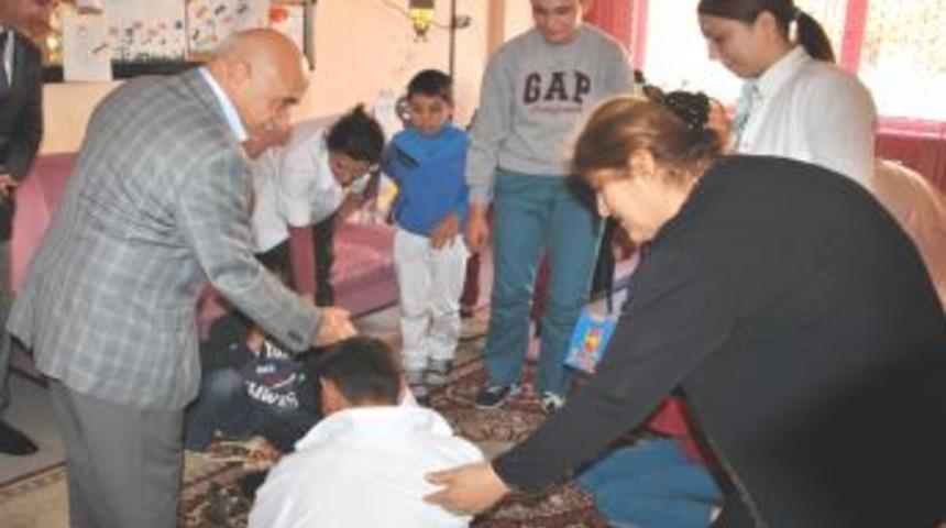 AK Parti'den Rehabilitasyon Merkezindeki &Ccedil;ocuklara Ziyaret