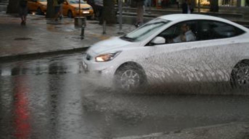 İzmir G&uuml;ne Yağmurla Başladı