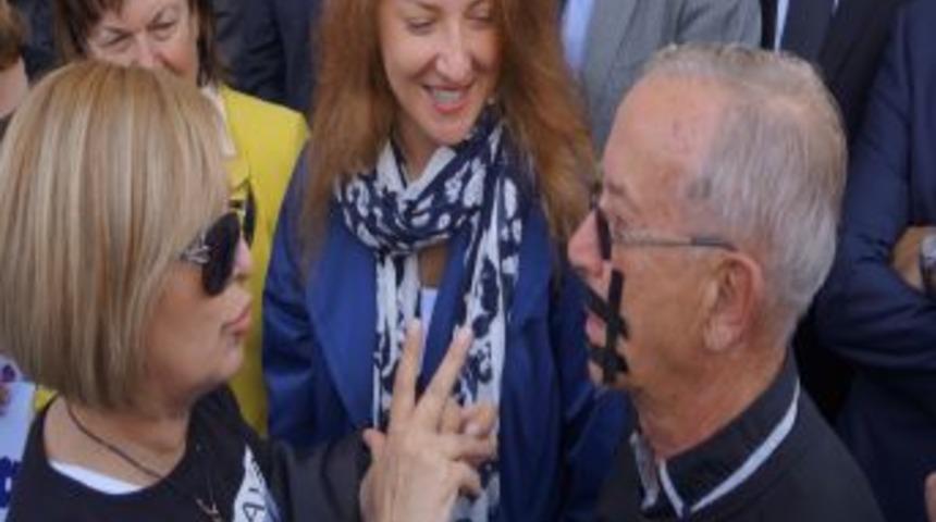 Balbay&rsquo;a &Ouml;zg&uuml;rl&uuml;k Isteyen Grup, Meclis &Ouml;n&uuml;nde &lsquo;Andımız&rsquo;ı Okudu