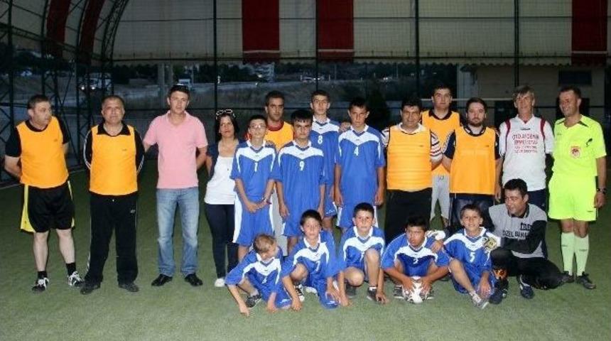 &Ccedil;an&rsquo;da Emniyet Mensupları, Altın &Ccedil;ocuklarla Futbol Oynadı