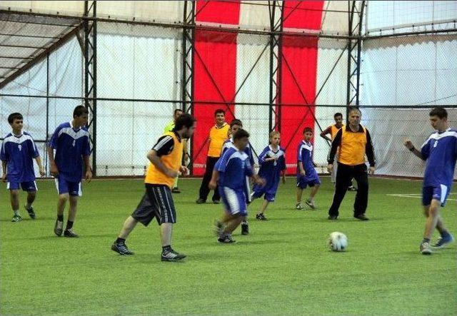 Çan’da Emniyet Mensupları, Altın Çocuklarla Futbol Oynadı