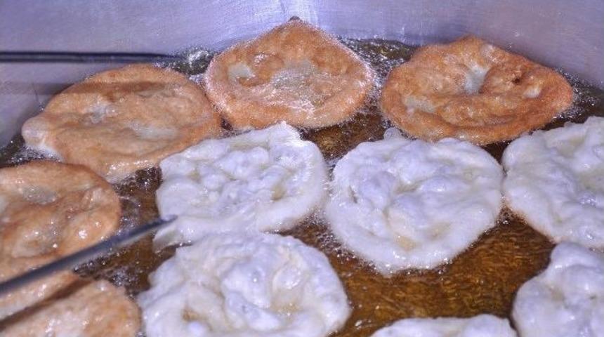 Memurlar Baş&ouml;rt&uuml; Yasağının Kalkmasını Lokma D&ouml;kerek Kutladı